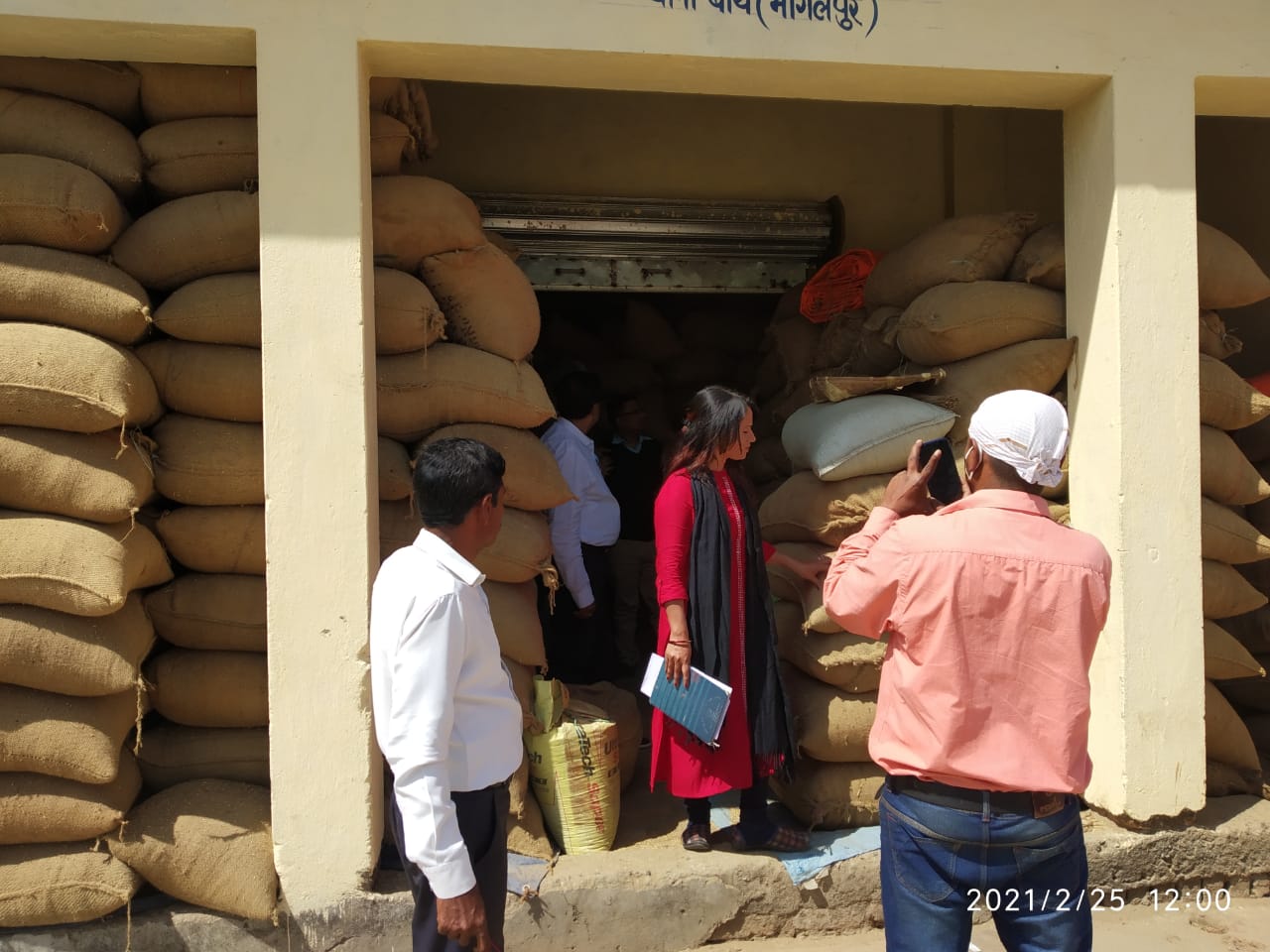 सुलतानगंज प्रखंण्ड के विभिन्न जगहों के पैक्स गुदाम का भौतिक सत्यापन करने डिसीएलआर गिरिजेश कुमार पहुचे ।।